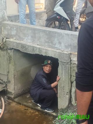 Cepat tanggap untuk kebersihan Lingkungan, PJ Walikota dan Sekdako Pekanbaru kompak masuk Parit