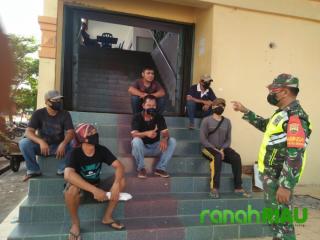 Babinsa Koramil 01 Bengkalis Laksanakan Komsos Bersama Masyarakat di Tengah COVID-19