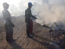 Prajurit Satgas Yonkomposit TNI Bantu Padamkan 6 Rumah Terbakar di Sudan