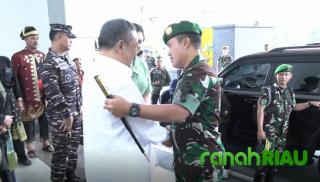 Wakil Gubenur Riau, SF Hariyanto sambut Langsung Kedatangan Pangdam XIX Tuanku Tambusai
