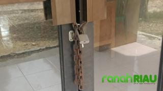 Segel Dibuka, Aktivitas di Kantor Desa Serosa Kembali Aktif Seperti Biasa