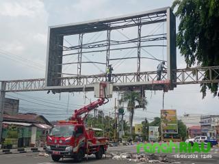 Dinilai Ancam Pengguna Jalan Raya, Papan Billboard Raksasa di Kota Bengkalis Akhirnya di Bongkar