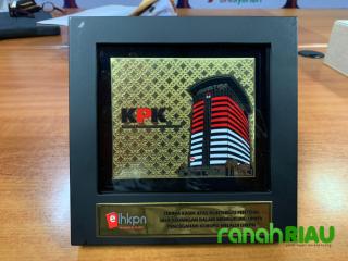 Bank Riau Kepri Syariah Terima Piagam Apresiasi dari KPK untuk Implementasi Aplikasi PEDAL