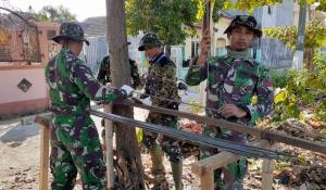 Belajar Ilmu Merakit Besi di Lokasi TMMD