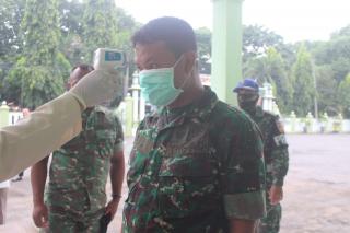 Kodim 0718/Pati melaksanakan pengecekan suhu badan kepada seluruh anggota
