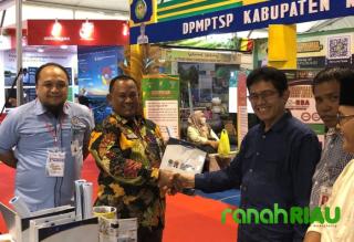 Kampar Expo, PJ Bupati Kamsol sangat antusias saat berkunjung ke Stand UMSU 