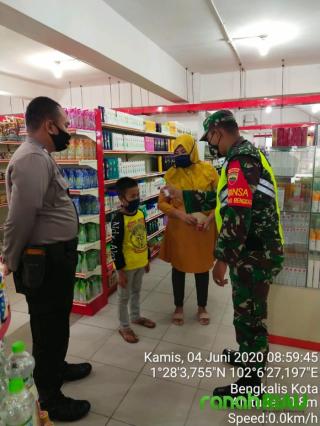 Babinsa Koramil 01 Bengkalis Beri Himbauan Warga di Plaza 88 Bengkalis