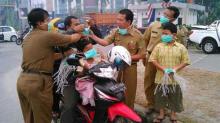 Diskes Riau  Bagikan Ribuan Masker