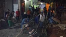 Gerimis Tak Halangi Satgas TMMD & Warga Mulai Pengecoran Jalan Malam Hari Di Kampung Cakung