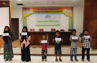 Tak Mampu Membeli Kuota Untuk Sekolah Online, Rumah Yatim Bagikan Beasiswa Dhuafa