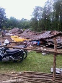 Hujan Es Disertai Angin Puting Beliung di Rohu Rusak 75 Rumah