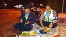 Sahur di Trotoar, Diledekin Hingga Dilempari mercon Saat Istirahat