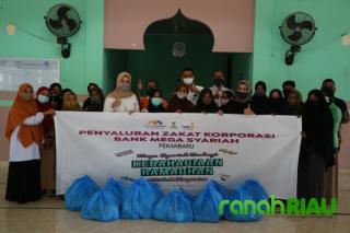 Lazismu Pekanbaru bersama Bank Mega Syariah berbagi untuk Dhuafa
