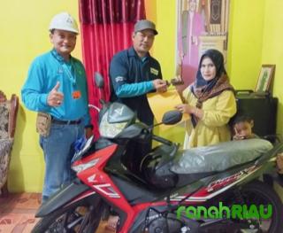 Sambu Group Berikan Hadiah Grand Prize Kepada Rinda Mitra Petani Kelapa
