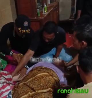 Diduga Kerasukan, Warga Banglas Barat Berkeliaran tak Sadarkan diri, Damkar Meranti turun Tangan