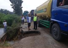 Jalan Lintas Petapahan Km 46 Rusak Berat, Kendaraan Berat Lewat Jalan Alternatif