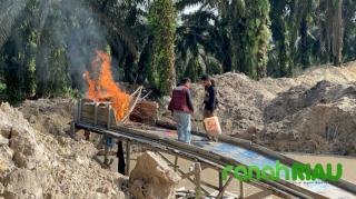 Tindaklanjuti Laporan Masyarakat, Polsek Singingi Bakar 4 Unit Rakit PETI yang Tidak Beroperasi