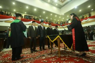 Unsur Pimpinan DPRD Kabupaten Inhil Mengambil Sumpah Jabatan