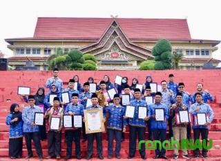 Brida Pelalawan Serahkan Hadiah dan Penghargaan Pemenang Lomba Inovasi Daerah Tahun 2024