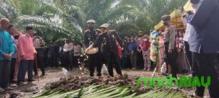 Kapolres Bengkalis Pimpin Proses Pemakaman Jenazah Aiptu Elzon Fahruzi