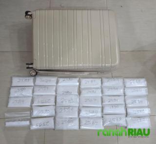 Kerjasama Polda Riau dan Avsec SSK II Pekanbaru gagalkan Penyelundupan 6 Kg Sabu tujuan Kendari