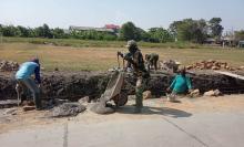 Teriknya Matahari Tak Menyurutkan Satgas TMMD Kejar Target