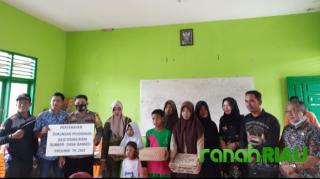 Pemdes Sungai Sirih Bagikan 125 pcs Sepatu Kepada Siswa Kurang Mampu dan Berprestasi