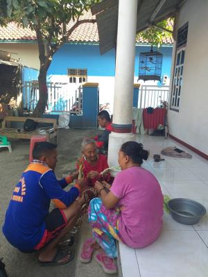 Ringankan Beban Orang Tua Asuh Satgas TMMD Bantu Masak