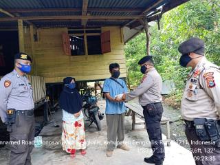 Personil Sabhara Polres Bengkalis Santuni Warga Terdampak COVID-19