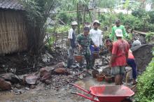 Masyarakat Senang Dengan Pembangunan Pos Kamling Oleh Satgas TMMD Ke 104 Kodim 0824/Jember.