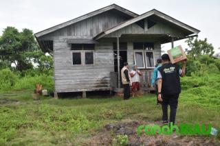 Penyaluran Abon Kita qurban IZI sasar Masyarakat Pedalaman Kepulauan Meranti