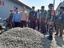 Bareng Danrem, Wabup Ratakan Aspal Jalan