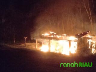 Rumah Warga Desa Koto Lubuk Jambi Ludes Dilalap Si Jago Merah