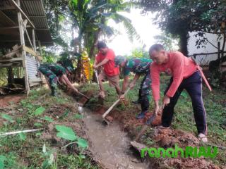Anggota Koramil 08/KM Laksanakan Karya Bhakti Pembersihan Parit Pasca Banjir Bersama Warga
