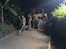 Satgas TMMD & Warga Lanjutkan Pengecoran Jalan Terusan Bagol