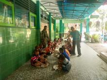 Pelatih Pocil Periksa Kerapian Siswa SDN 1 Surenlor Saat Makan