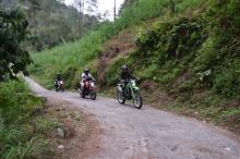 Srikandi Desa Kapiroe Berlomba-Lomba Sumbangkan Tenaga