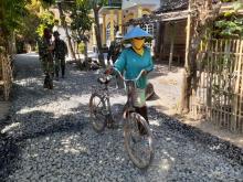 .Kini, Melewati Jalan Desa Dengan Senyuman