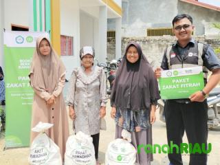 Peduli Masyarakat dan Anak Yatim, MI Tahfiz Cendekia bersama IZI Riau salurkan Paket Ramadan