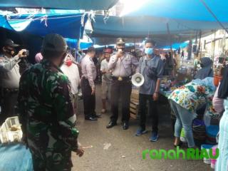 Polsek Kuantan Mudik Keliling Pasar Ingatkan Pengunjung
