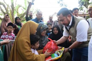 Bupati Kampar Serahkan langsung Bantuan Korban Kebakaran Rumah