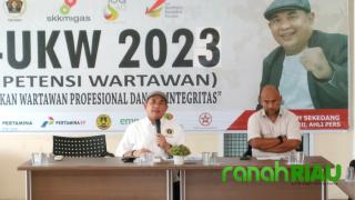 Zulmansyah Sekedang berbagi Ilmu dalam Pra UKW yang ditaja PWI Riau