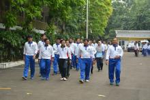 Jaga Kesatrian, Personel Bakamla RI Bersihkan Lingkungan Kantor