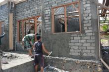 Kades Rusoh Langsung Turun Tangan Kerjakan Kantor Tiga Pilar Desa