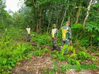 Antisipasi Karhutla, Serda Endi Trisno dan Warga Lakukan Patroli ke Rawan Titik Api