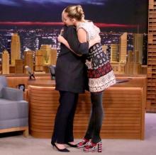 Miley Cyrus tak kuasa menahan Haru saat dipeluk Hillary Clinton