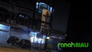 Masyarakat Jengkel..! Sarang PEKAT di Kota Teluk Kuantan, Belum Ditutup Petugas