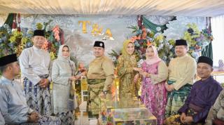 Putra Bupati Bengkalis Tunangan Sekaligus Hantaran Belanja dengan Anak Mantan Bupati Rohil