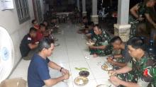 Hangatnya Makan Malam Warga Kampung Cakung Bersama Satgas TMMD
