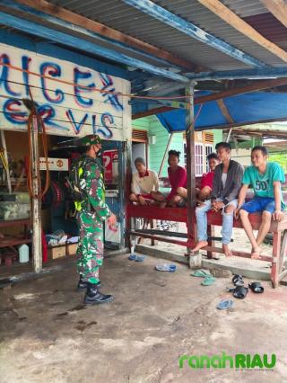 Babinsa Bengkalis Komsos ke Warga Binaan di Desa Kelemantan